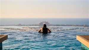 Bể bơi sống ảo 360 độ ở Dubai
