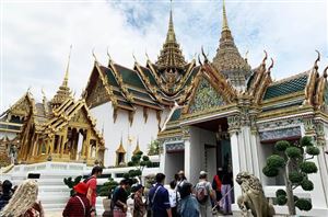 Thăm cung điện hoàng gia dát hàng triệu lá vàng ở Thái Lan