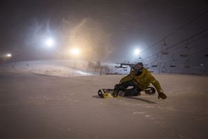 TRẢI NGHIỆM TRƯỢT TUYẾT BAN ĐÊM: MỘT MÙA ĐÔNG HOÀN TOÀN KHÁC BIỆT