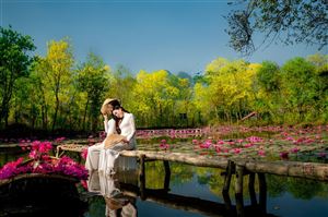 Tới chùa Hương ngắm thiếu nữ rạng ngời bên dòng suối nở hoa