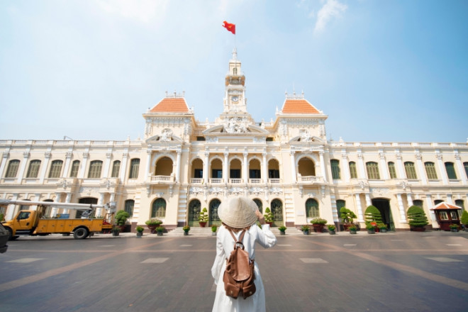 Dạo phố Sài Gòn, nhìn ngắm những di sản trăm năm - 1