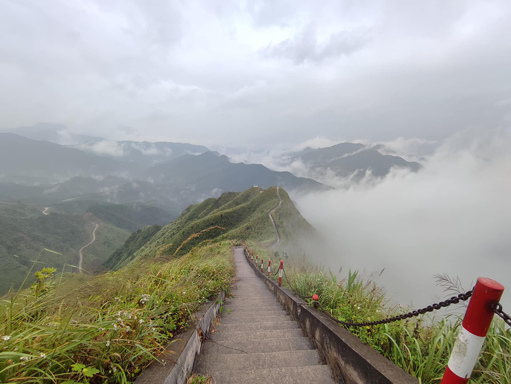 Bốn mùa hoa ở vùng đất "sống lưng khủng long" - 1