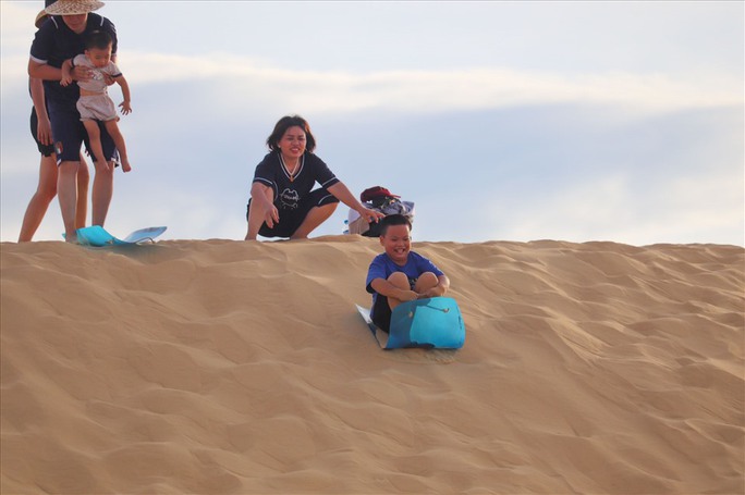 Trượt cát - trải nghiệm độc đáo khi đến Quảng Bình - Ảnh 8.