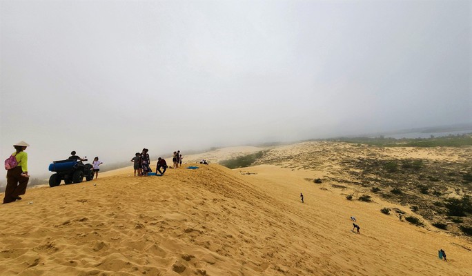 Trượt cát - trải nghiệm độc đáo khi đến Quảng Bình - Ảnh 2.