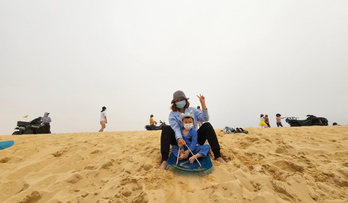 Trượt cát - trải nghiệm độc đáo khi đến Quảng Bình - Ảnh 7.