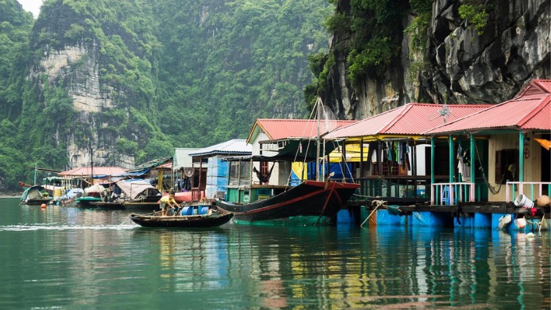 Làng chài Cửa Vạn